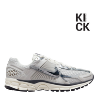 NIKE ZOOM VOMERO 5 (W) 'PHOTON DUST METALLIC SILVER'